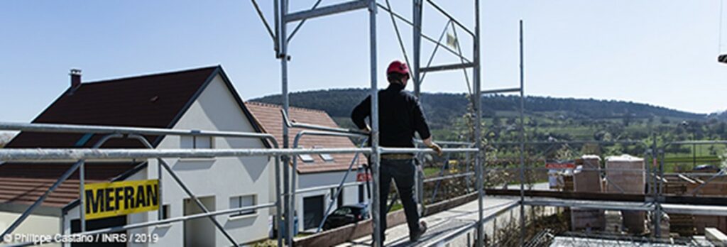 Un homme ayant effectué une formation travail en hauteur